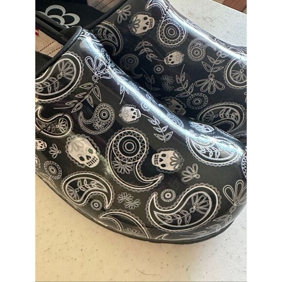 NWOT Sanita Women's Black Gray Paisley & Sugar Skull Print Estelle Clogs Size 38 - Picture 5 of 8